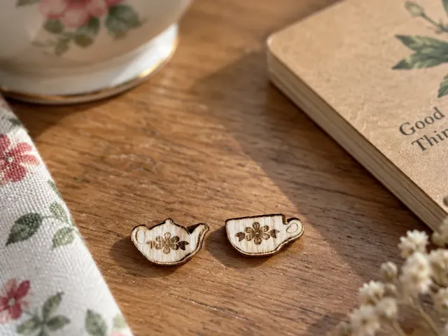 Boucles d'oreilles en forme de théière et de tasse à thé