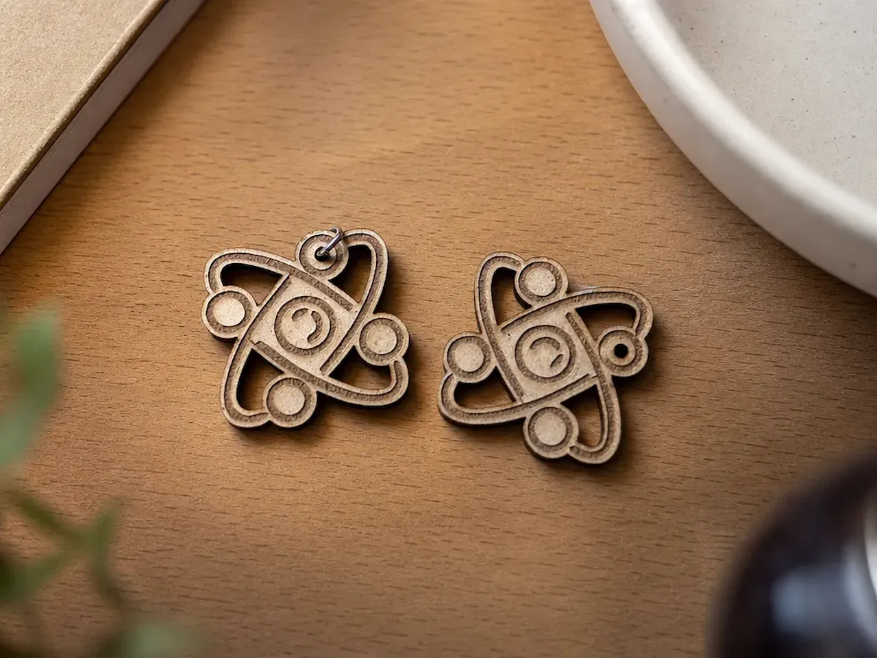 [Laser cut and engrave] Holzohrringe mit abstraktem Atom-Motiv