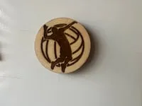 [Laser cut and engrave] Runder Holzanhänger mit Volleyball-Motiv und springendem Spieler
