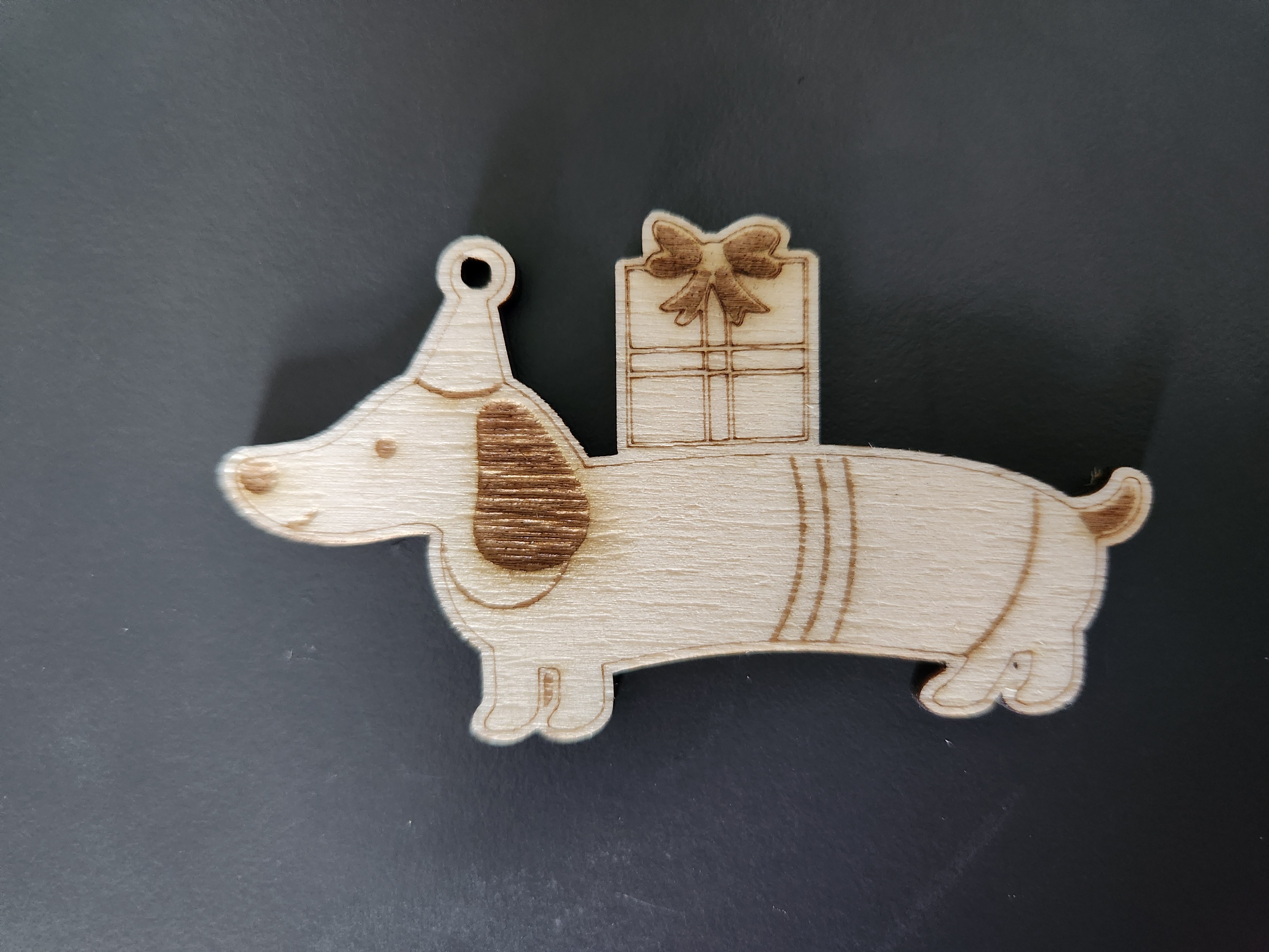 [Laser cut and engrave] Dackel Anhänger mit Partyhut