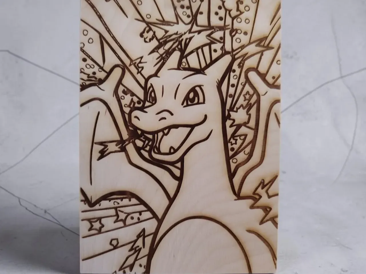 [Laser cut and engrave] Plaque en bois illustrée avec le personnage Dracaufeu