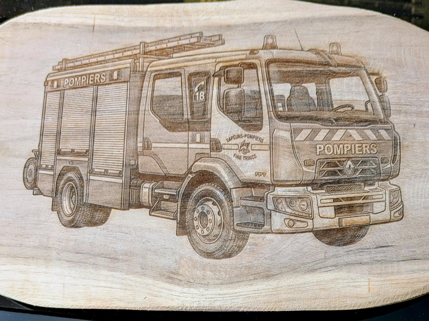 Planche en bois avec illustration détaillée d'un camion de pompiers