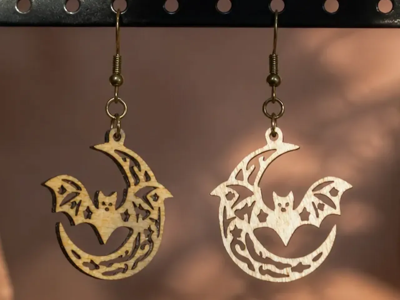 [Laser cut and engrave] Boucles d'oreilles en bois motif chauve-souris et croissant de lune