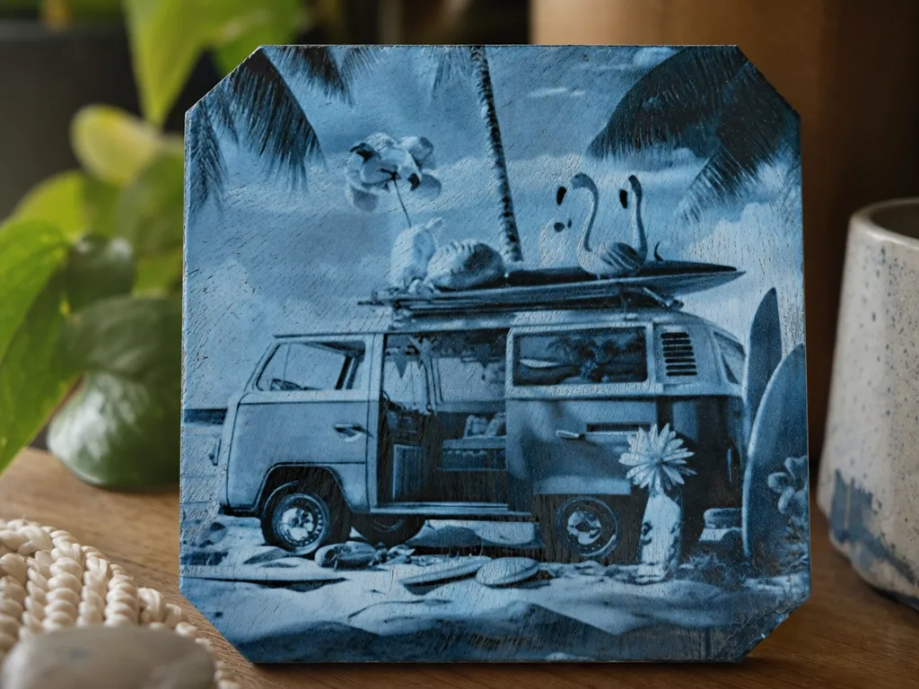 gravure sur ardoise peinte  30 x 30  illustrant un van vintage sur une plage tropicale