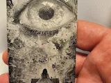 [Laser cut and engrave] Metallplatte mit surrealem Kunstwerk von einem Mädchen und einem riesigen Auge