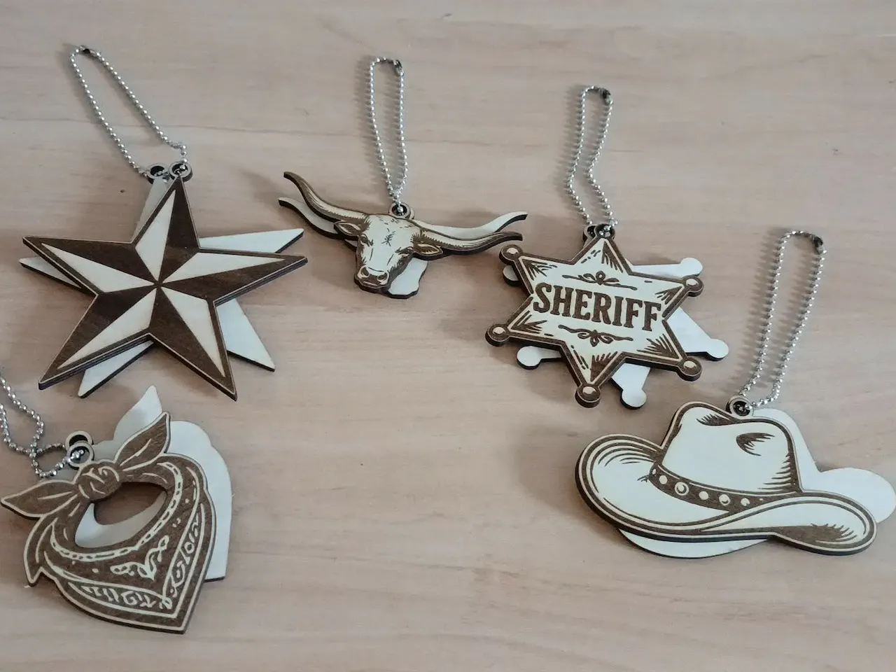 [Laser cut and engrave] Ornements suspendus sur le thème du western avec étoile, chapeau et insigne de shérif