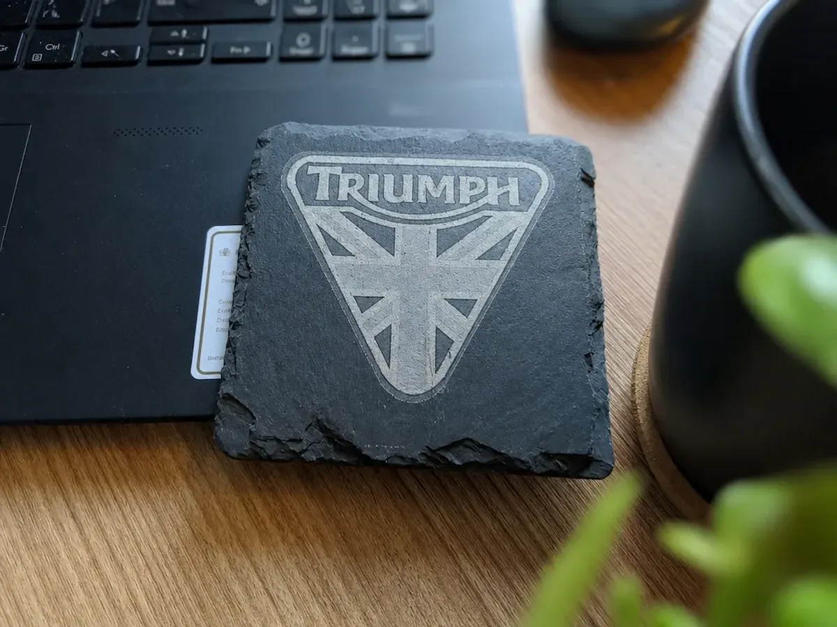 [Laser cut and engrave] Sous-verre en ardoise avec logo Triumph et drapeau britannique