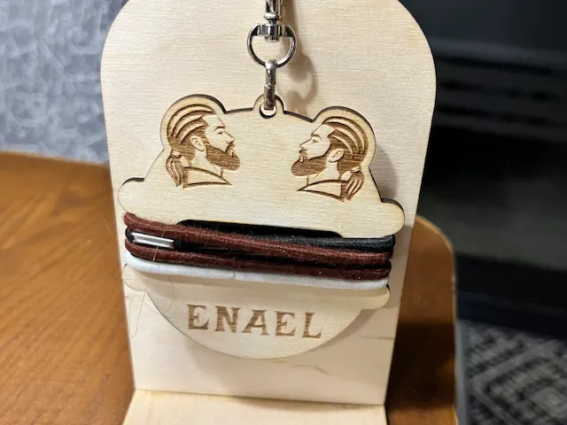 Porte-élastiques personnalisé en bois avec motif de visages