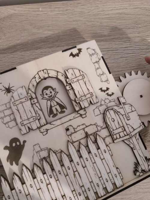 [Laser cut and engrave] Maison d'Halloween - personnages changeants -  Qui se cache derrière la fenêtre ?