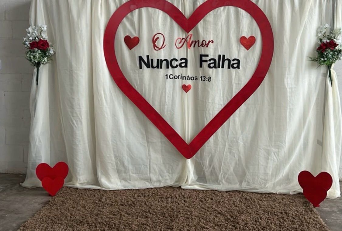 [Laser cut and engrave] Large Red Heart Wedding Backdrop with O Amor Nunca Falha Script