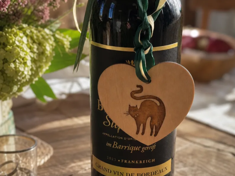 Herzförmiger Flaschenanhänger aus Holz mit Katzenmotiv