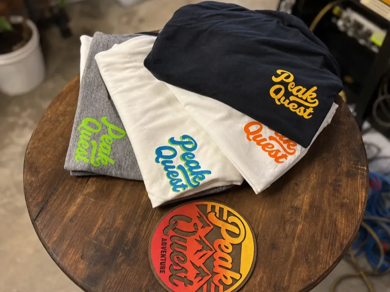 [Laser cut and engrave] Peak Quest T-Shirts mit Logo-Aufdruck