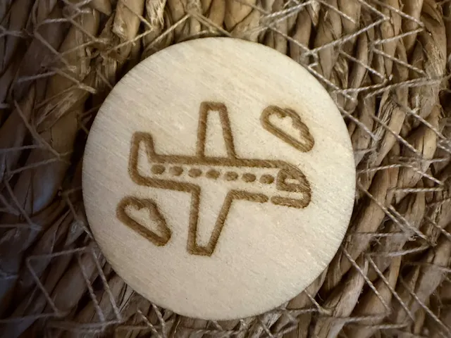 Jeton rond en bois avec motif d'avion et de nuages
