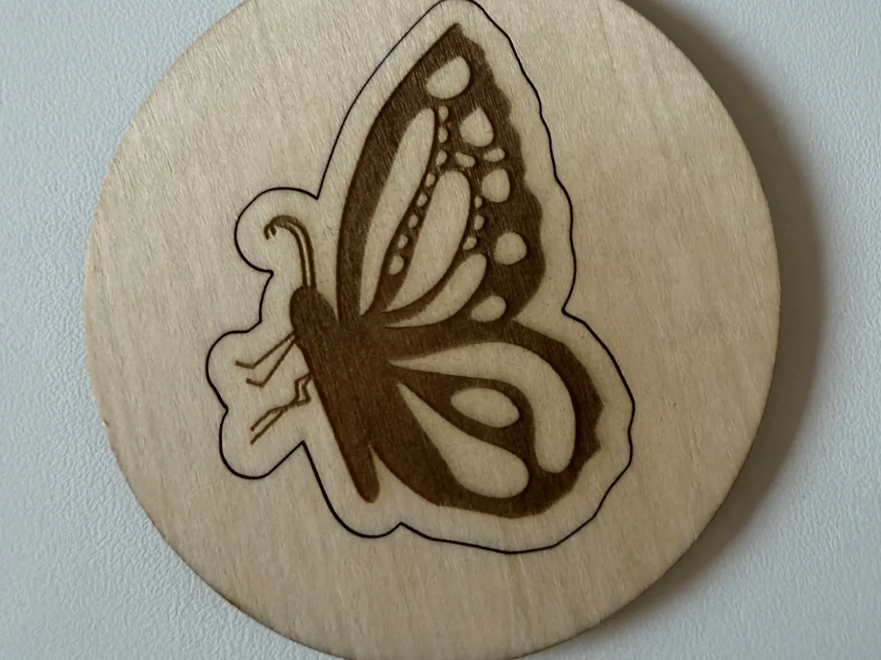 [Laser cut and engrave] Médaillon rond en bois avec motif de papillon