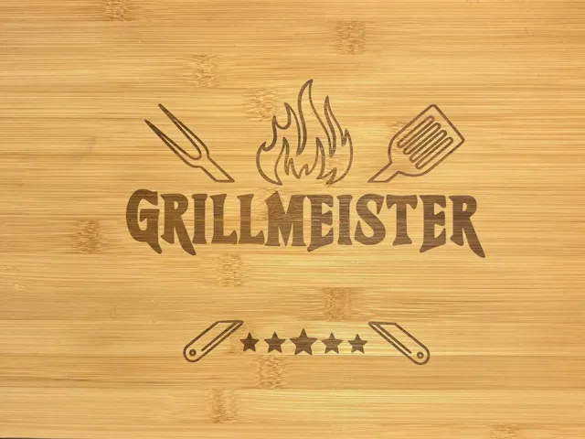 Schneidebrett aus Bambus mit Grillmeister Motiv