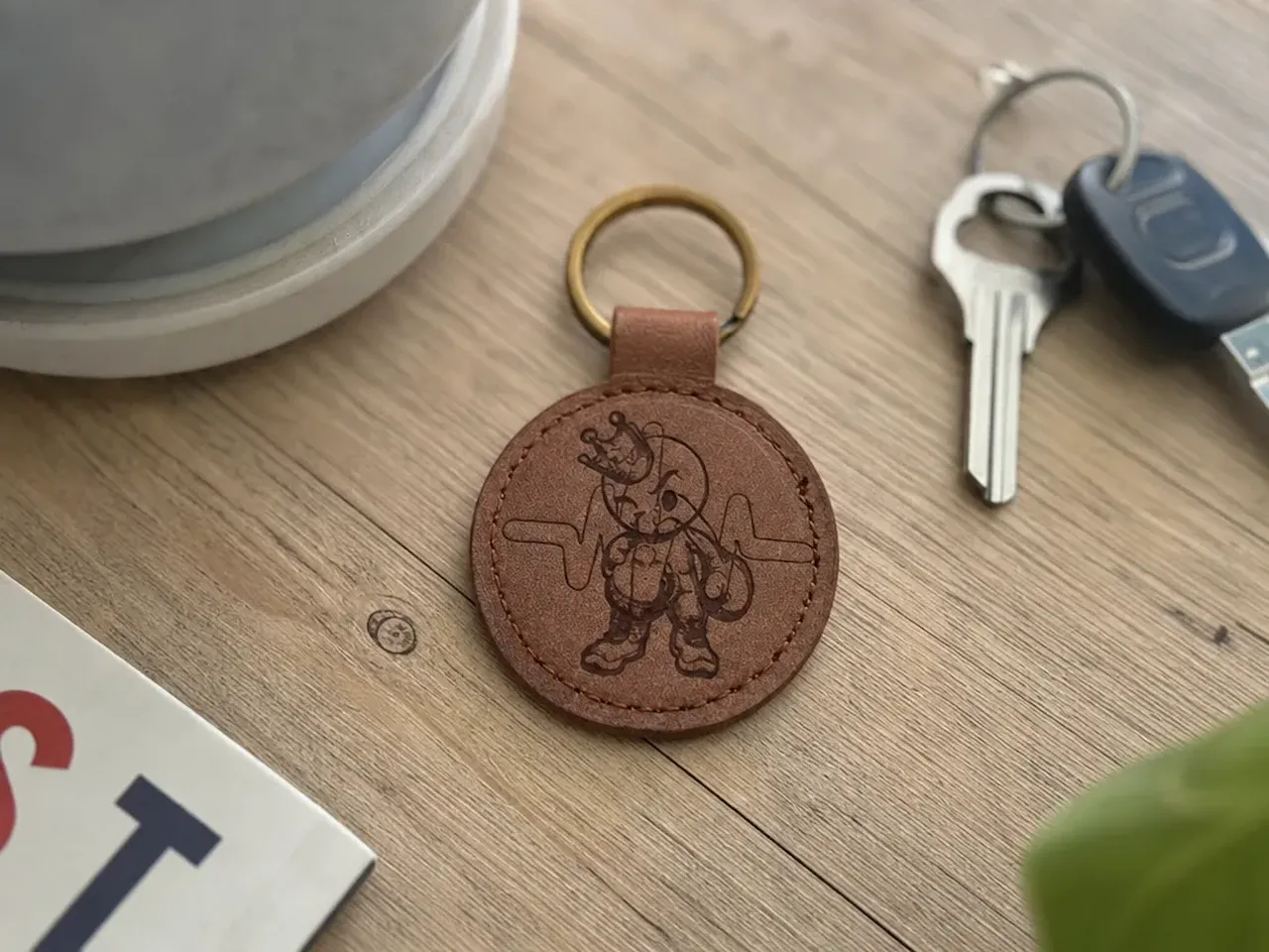 [Laser cut and engrave] Round Leather Keychain with Cartoon Character Illustration