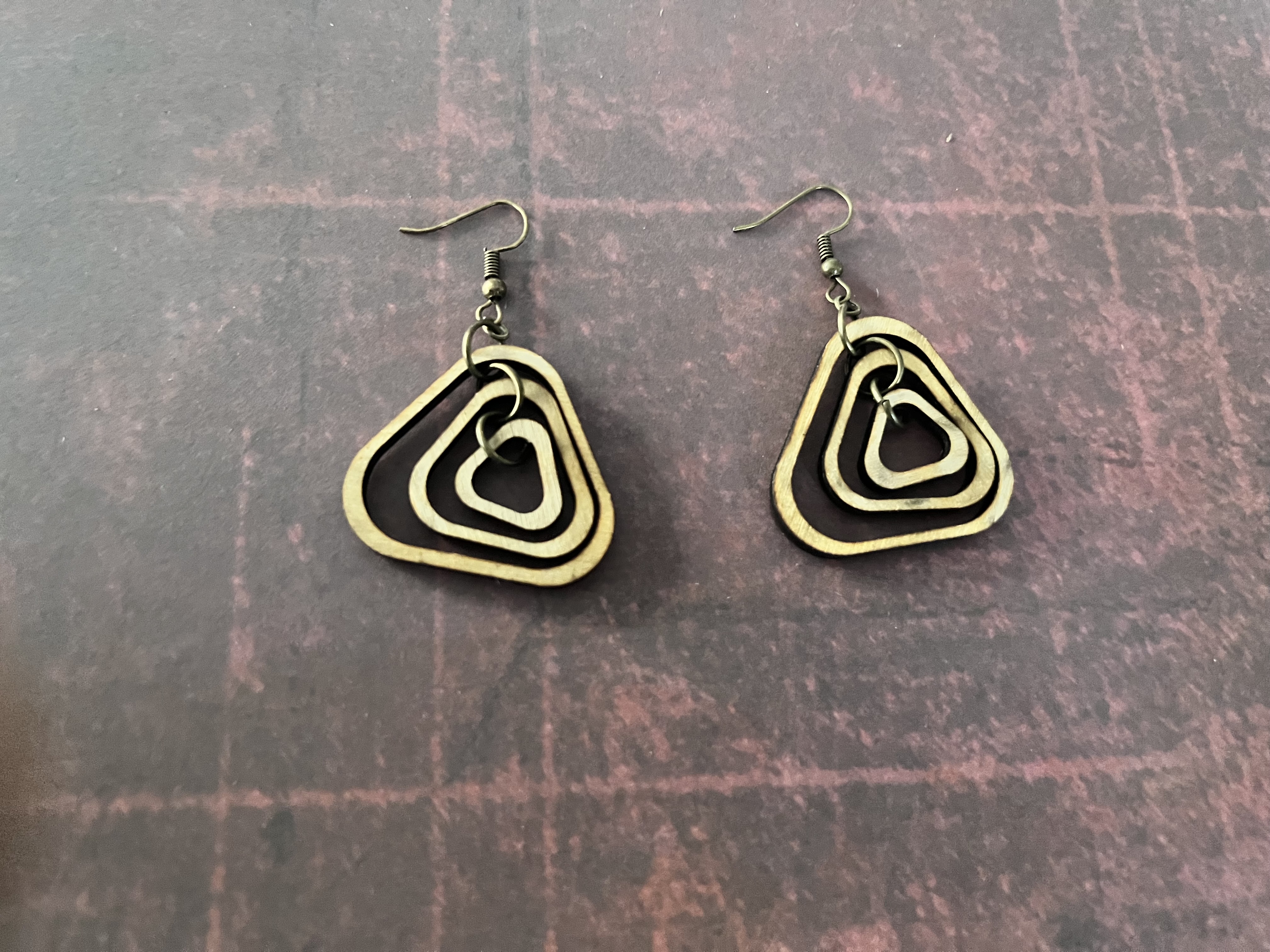 [Laser cut and engrave] Boucles d'oreilles pendantes géométriques en forme de triangle