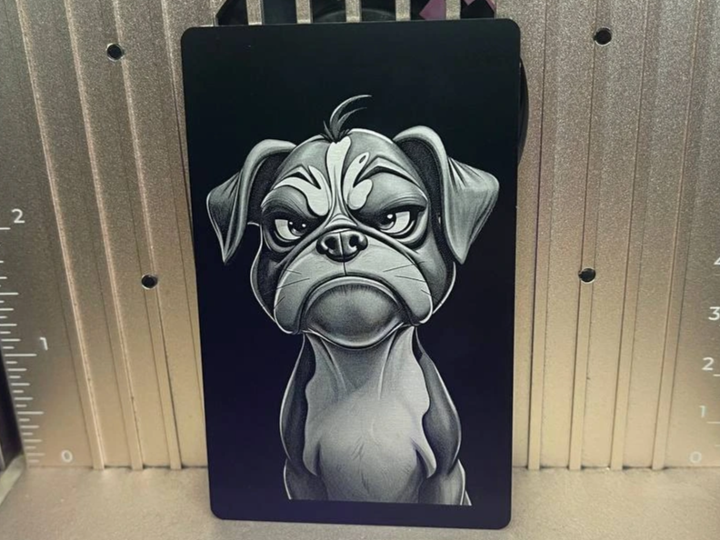 Mops auf Aluminium Visitenkarte