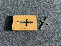 [Laser cut and engrave] Holzkreuz Anhänger in rechteckiger Halterung