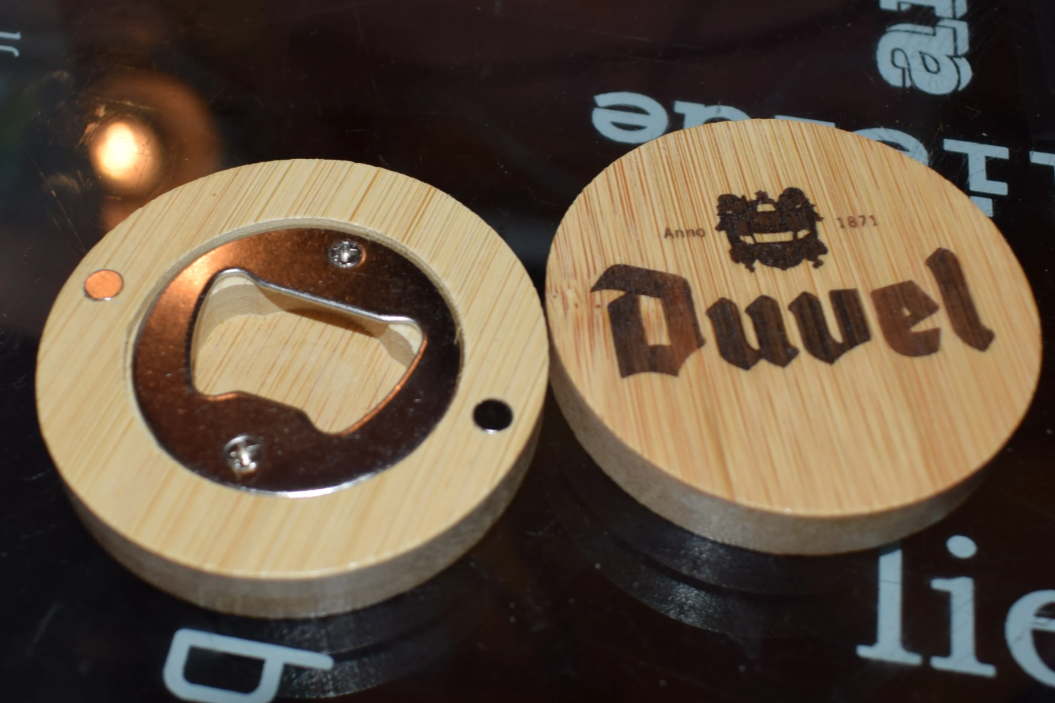 [Laser cut and engrave] Décapsuleur rond en bois avec logo Duvel