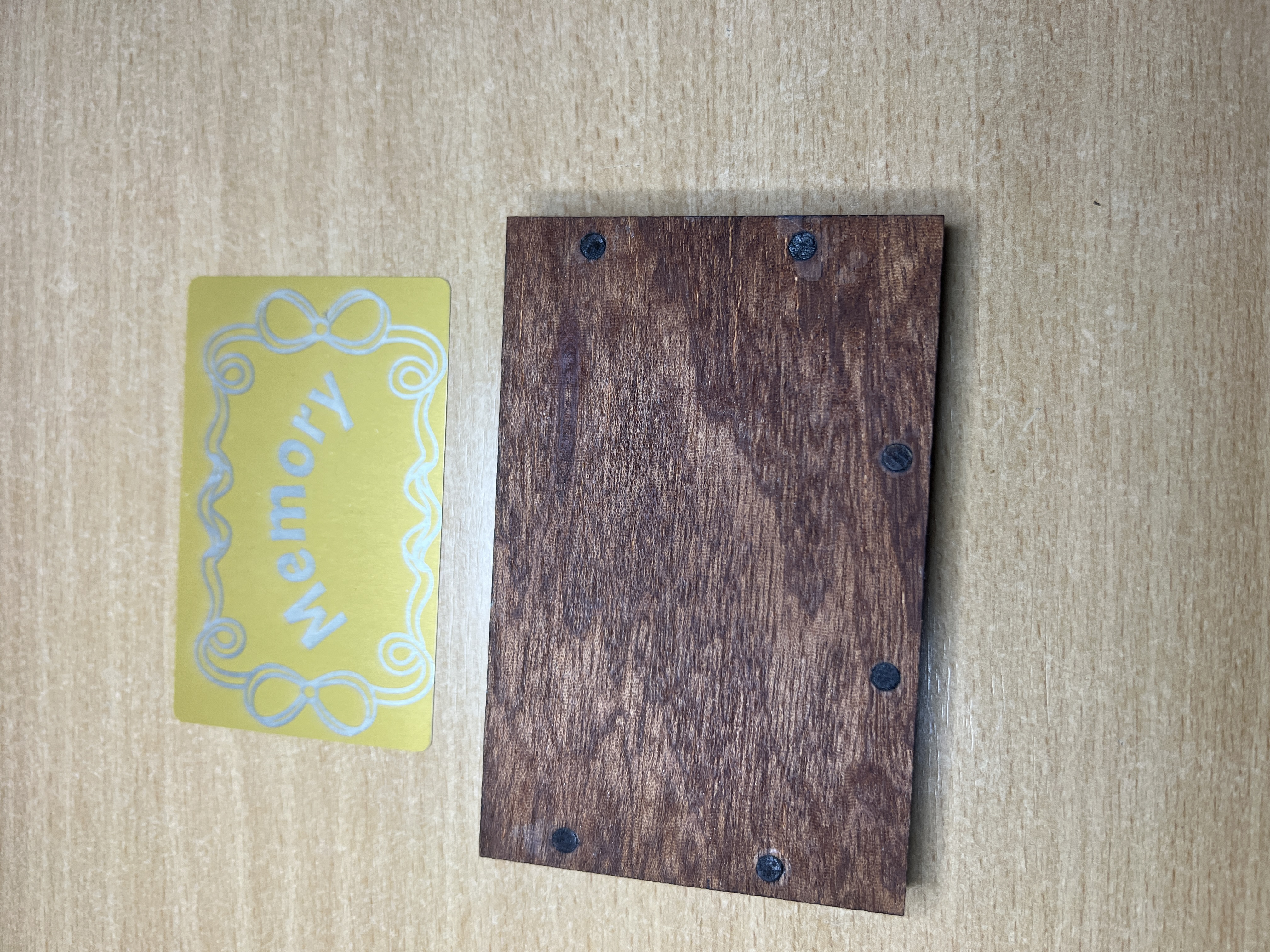 [Laser cut and engrave] Holz-Visitenkartenetui mit Memory-Schriftzug
