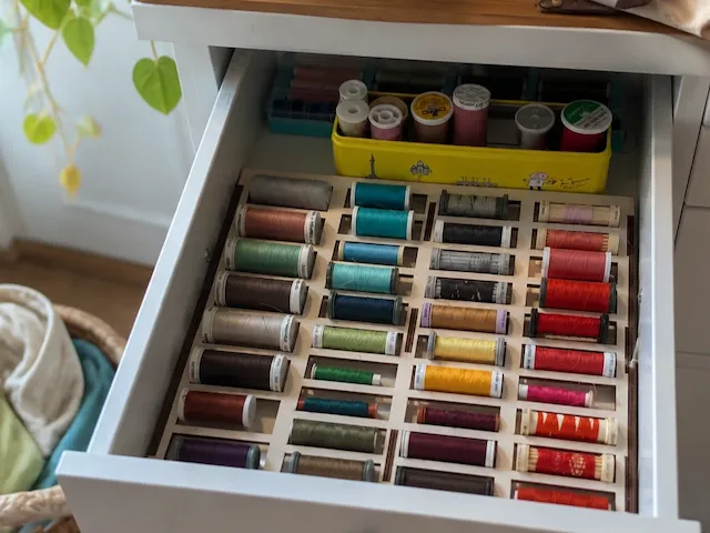 Organisateur de bobines de fil pour tiroir de couture