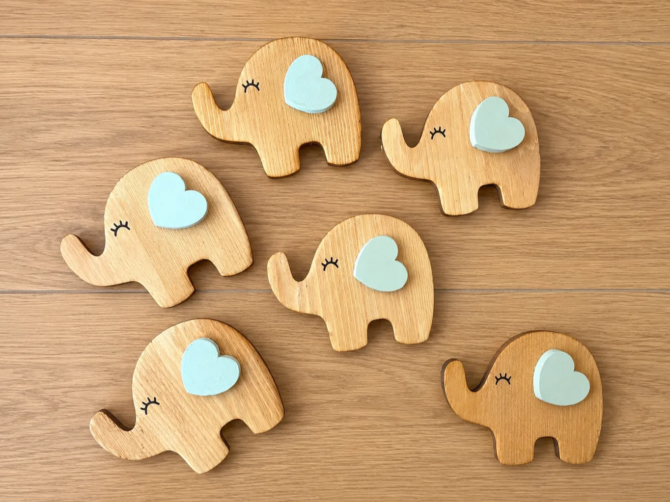 Elefantini in legno con cuore azzurro per cameretta
