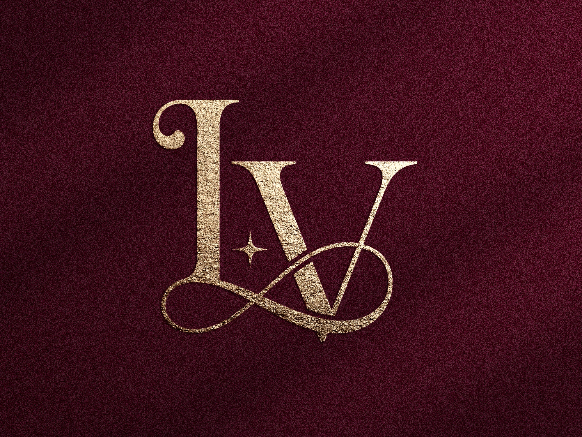Monogramme doré L V avec étoile sur fond texturé bordeaux