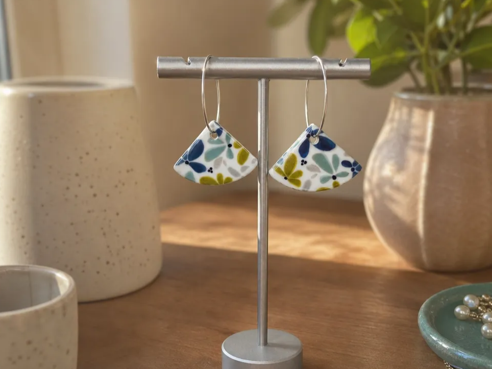 Pendientes de aro con colgante en forma de abanico y estampado floral