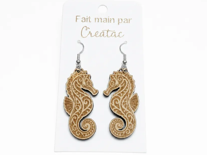 Boucles d'oreilles Hippocampes Bohèmes en Bois Gravé – Élégance Marine Naturelle
