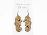 [Laser cut and engrave] Boucles d'oreilles Hippocampes Bohèmes en Bois Gravé – Élégance Marine Naturelle