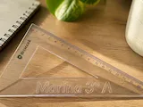 [Laser cut and engrave] Escuadra de dibujo transparente personalizada con nombre