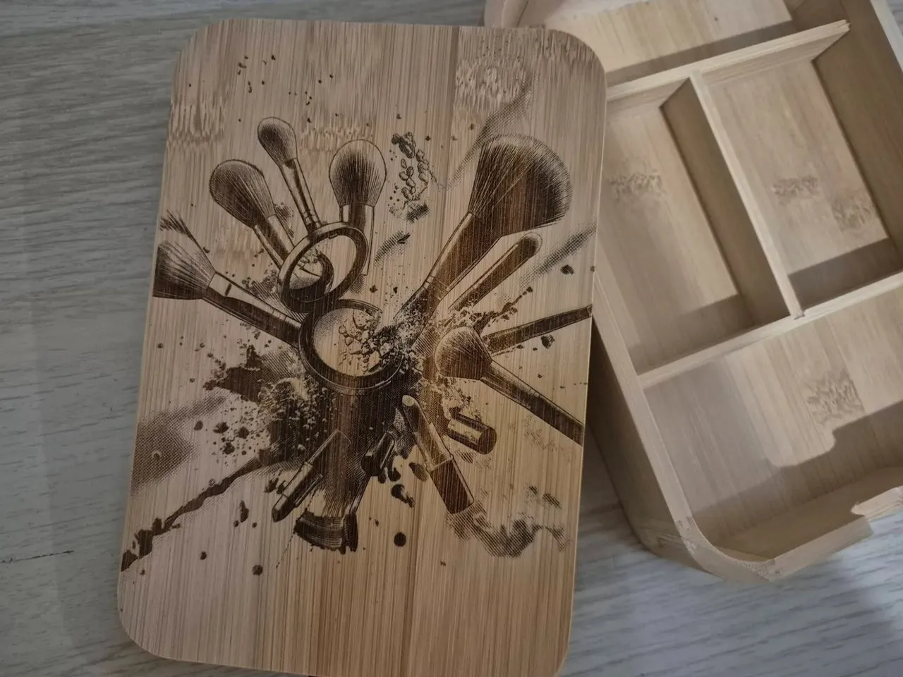 [Laser cut and engrave] Boîte de rangement en bambou avec motif de pinceaux de maquillage