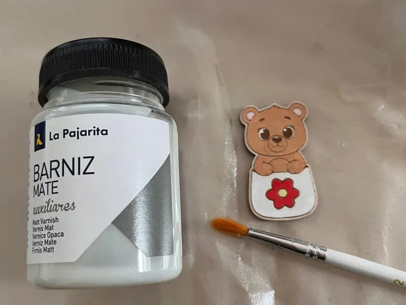 Orsetto di peluche carino dipinto in tasca - gettone per l'abbraccio tascabile instruction: step 4 - Spalma con resina o vernice