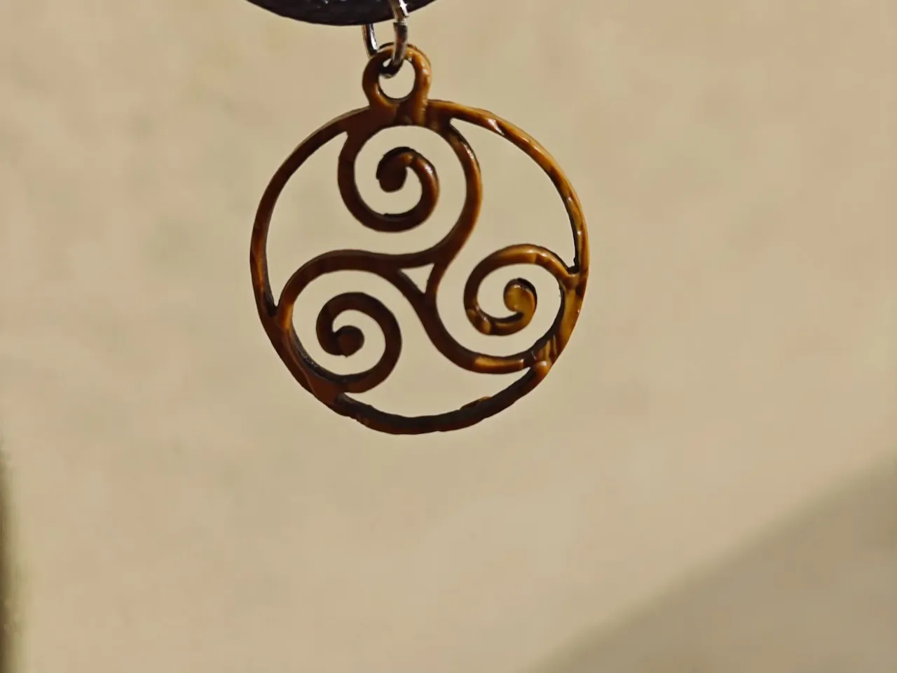 [Laser cut and engrave] Pendentif triskèle celtique en bois