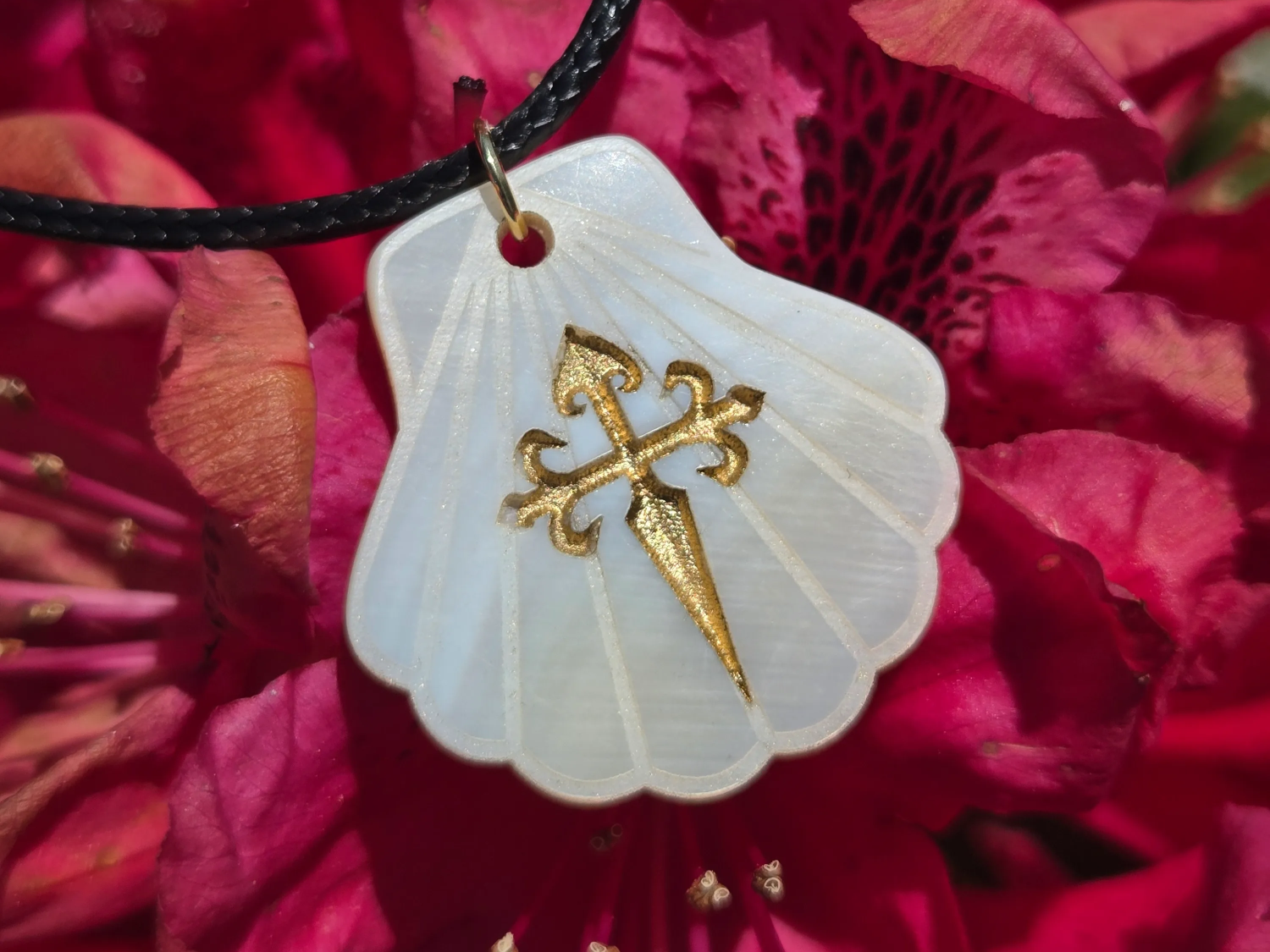 Pendentif coquille Saint-Jacques en nacre avec croix de Santiago dorée