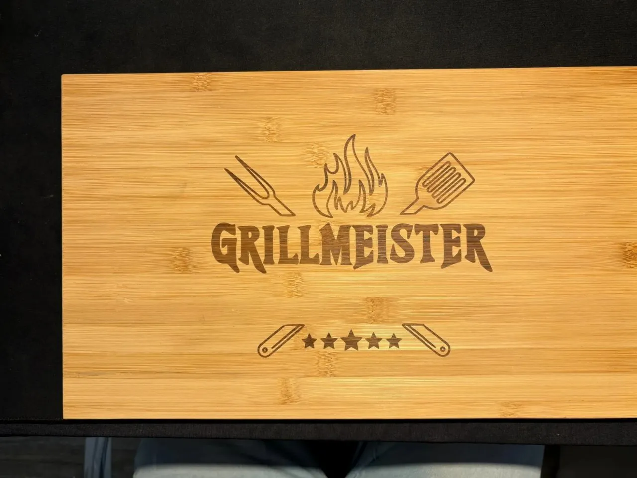 [Laser cut and engrave] Schneidebrett aus Bambus mit Grillmeister Gravur