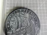 [Laser cut and engrave] Runder Schieferuntersetzer mit Wikingerschiff und Runenmotiv