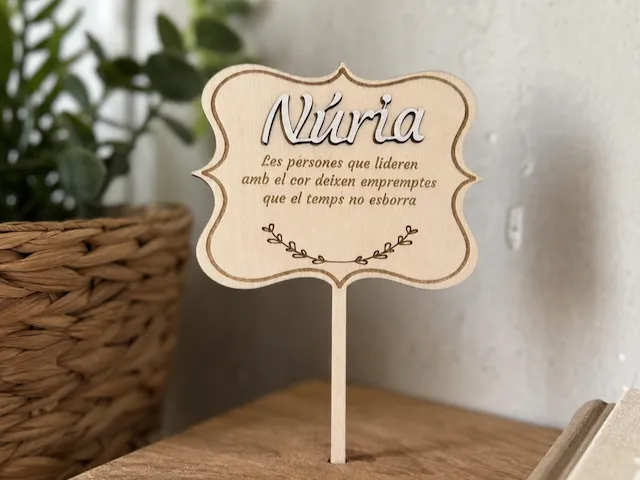 Cartel de madera personalizado con nombre y frase inspiradora para plantas