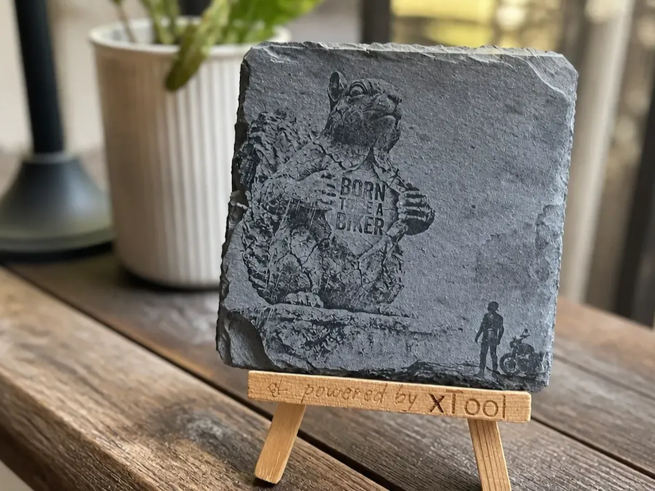 [Laser cut and engrave] Quadratische Schieferplatte mit Eichhörnchen-Motiv Born to be a Biker