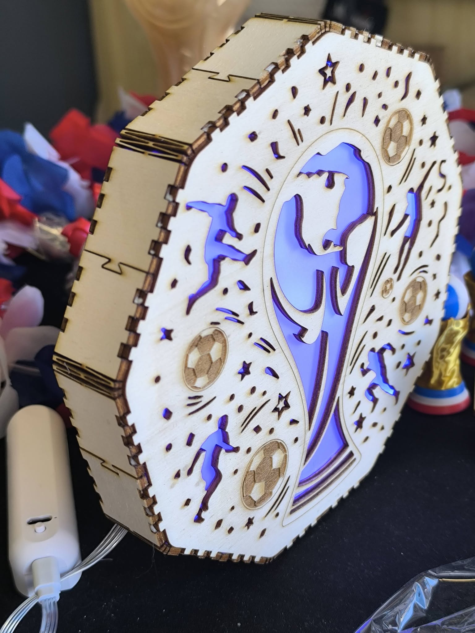 [Laser cut and engrave] Veilleuse hexagonale avec trophée de football et joueurs