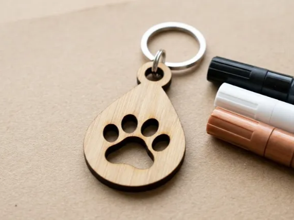 Llavero de madera con silueta de huella de mascota