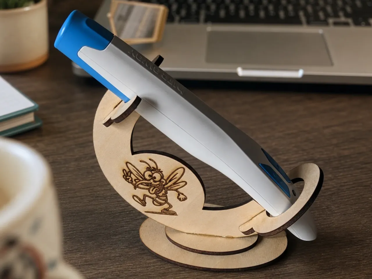 [Laser cut and engrave] Stifthalter aus Holz mit Insektenmotiv für den Schreibtisch
