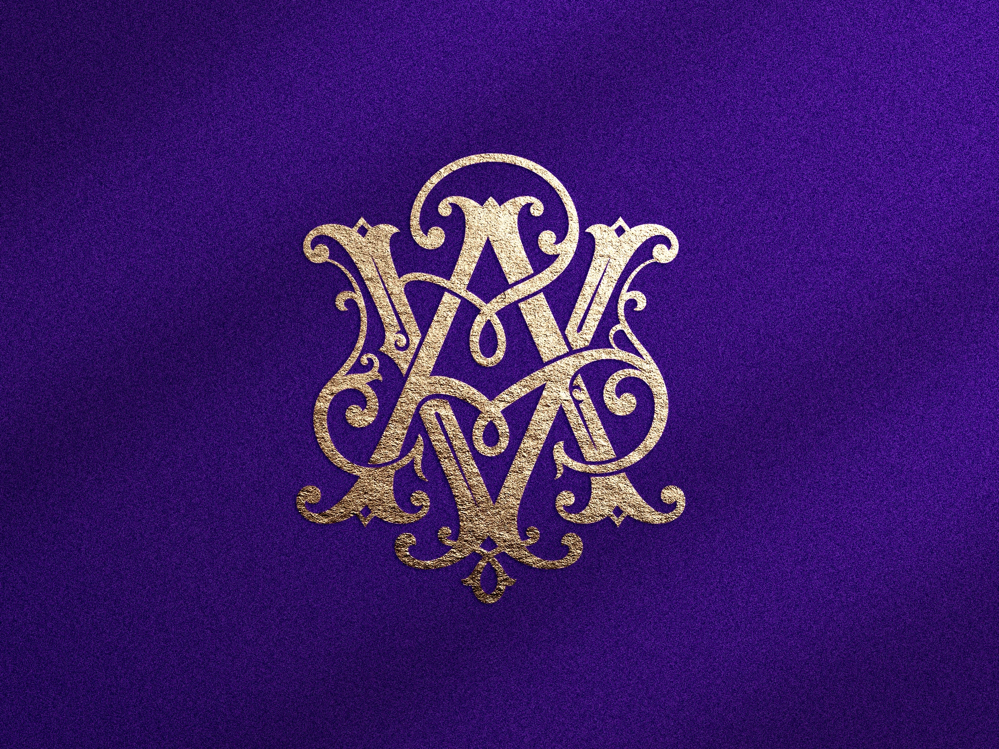 Monogramme doré entrelacé avec lettres A et V sur fond violet