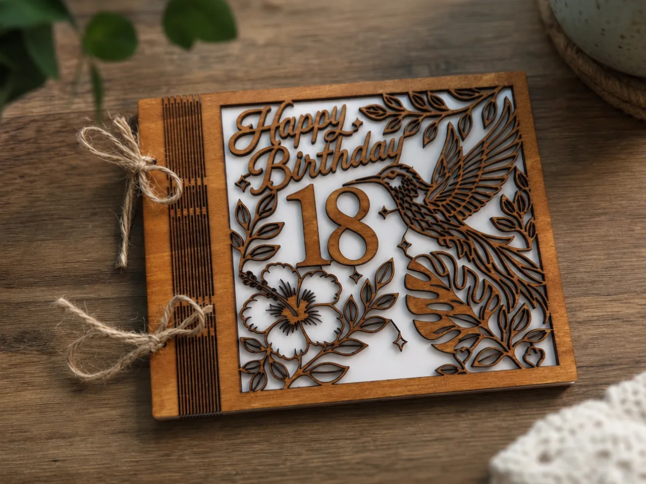 [Laser cut and engrave] Drewniany album na zdjęcia z okazji 18 urodzin z motywem kolibra