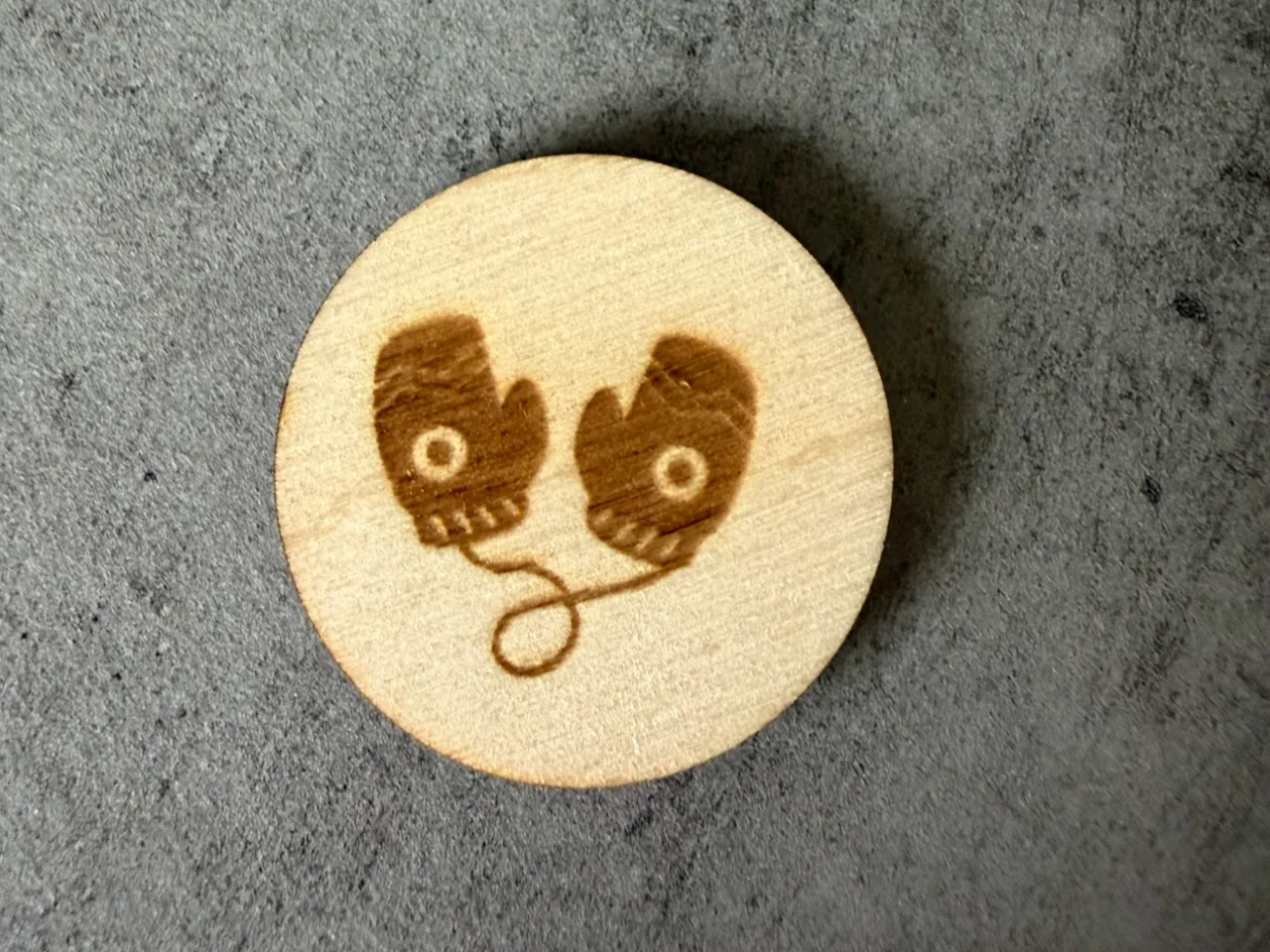 [Laser cut and engrave] Jeton rond en bois avec motif de moufles d'hiver