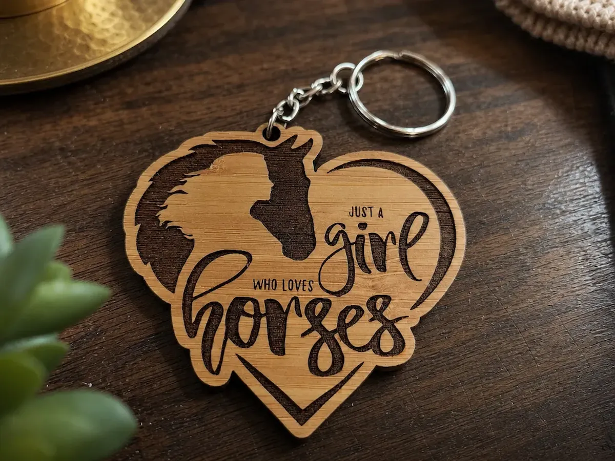 [Laser cut and engrave] Llavero de madera con forma de corazón y silueta de caballo