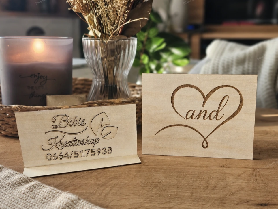 Holzaufsteller mit Herzmotiv und Schriftzug für Tischdekoration