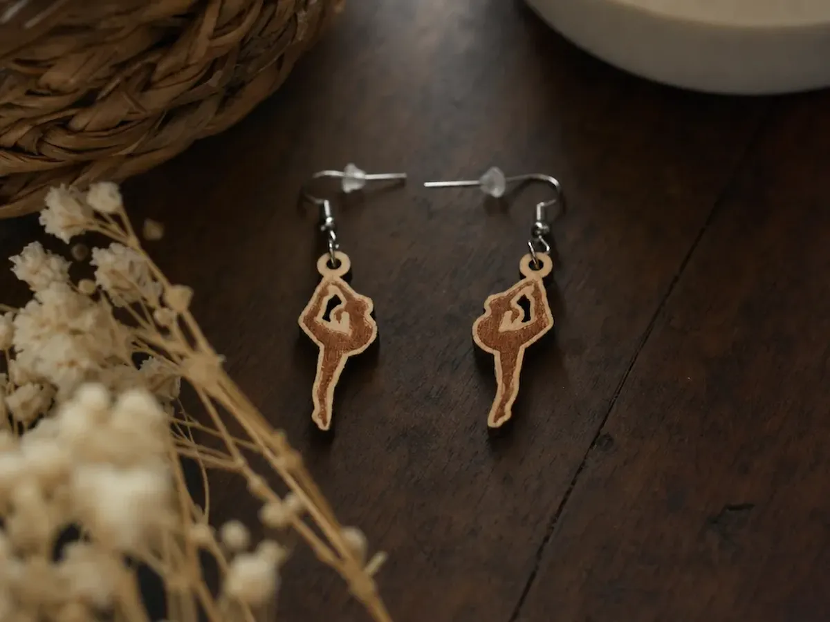 [Laser cut and engrave] Boucles d'oreilles pendantes en forme de danseuse étoile