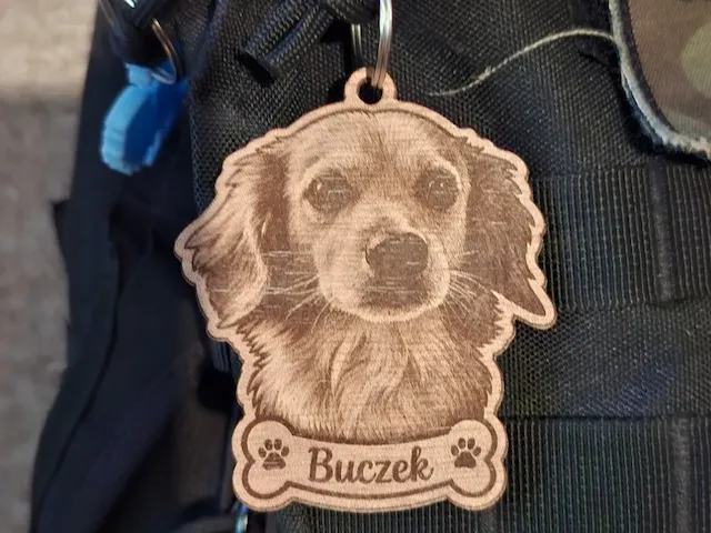 Drewniany brelok z grawerem portretu psa i imieniem Buczek